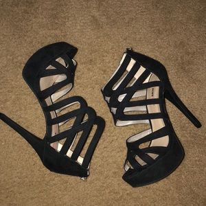 Black strappy heel!